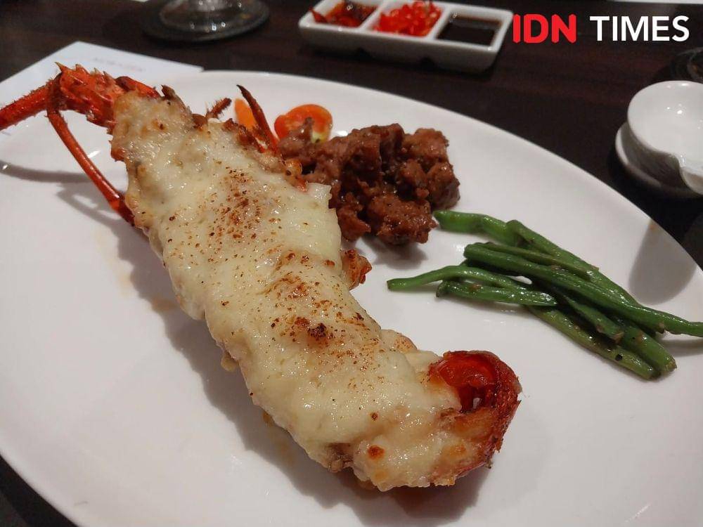 Potret baked lobster dengan keju mozzarella (IDN Times/Fasrinisyah Suryaningtyas)