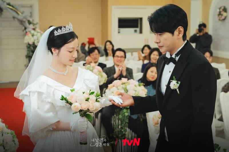 Song Ha Yoon dan Lee Yi Kyung di drama Marry My Husband (Dok. tvN/Marry My Husband)