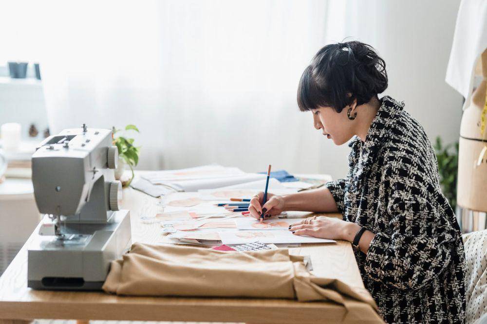 ilustrasi seorang wanita kreatif (pexels.com/Michael Burrows)