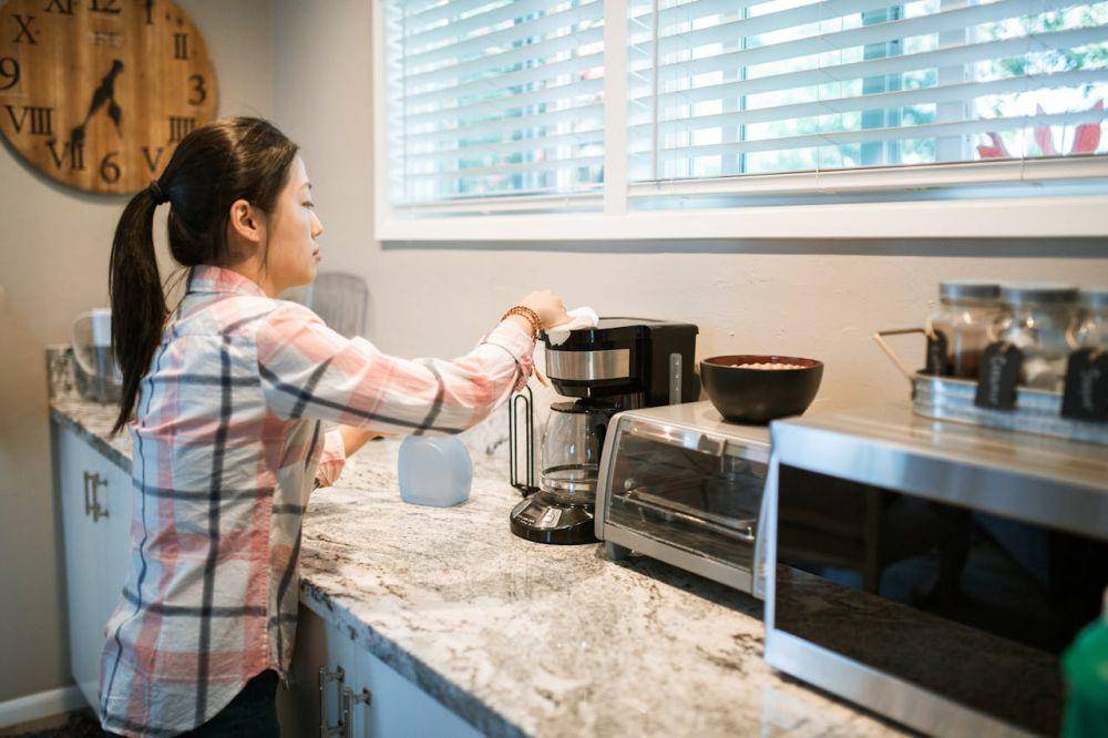 ilustrasi seorang perempuan yang sedang menggunakan coffee maker (pexels.com/RDNE Stock project)