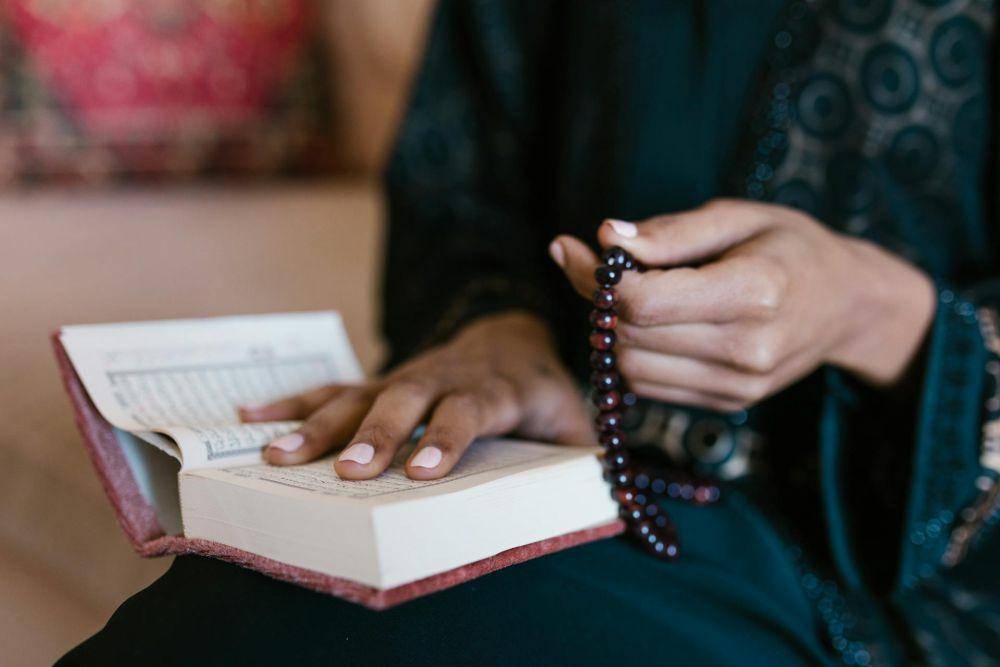 ilustrasi seseorang sedang bertasbih (pexels.com/RDNE Stock project)