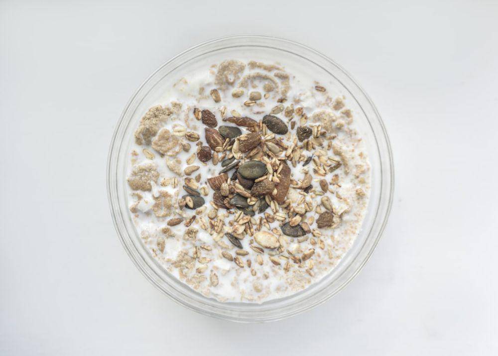 ilustrasi yogurt dengan oat (unsplash.com/Daria Nepriakhina 🇺🇦)