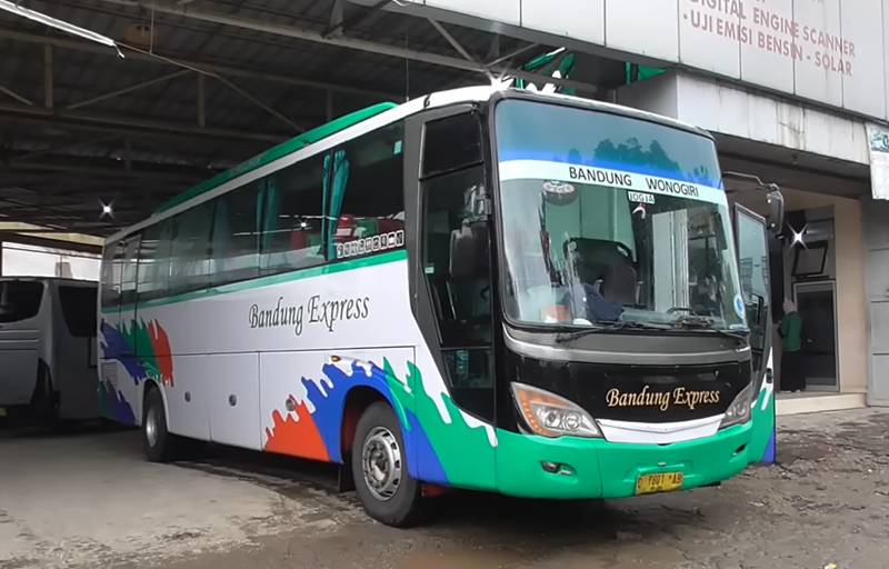 Armada bus Bandung Express (dok. YouTube/Y Sapto Prabowo - MasBowoJalanLagi)