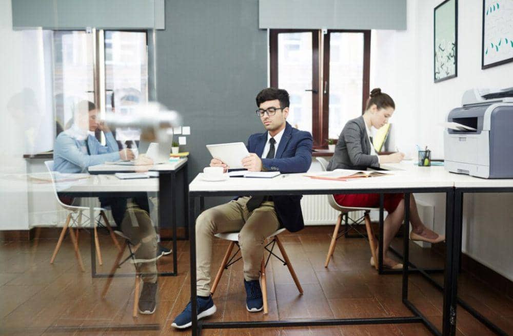 ilustrasi karyawan sedang bekerja 