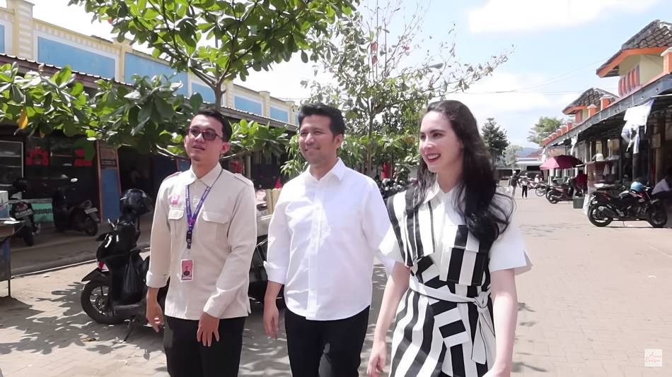 Potret OOTD Arumi Bachsin saat mengunjungi pasar Pacitan dengan suami (youtube.com/arumibachsin)