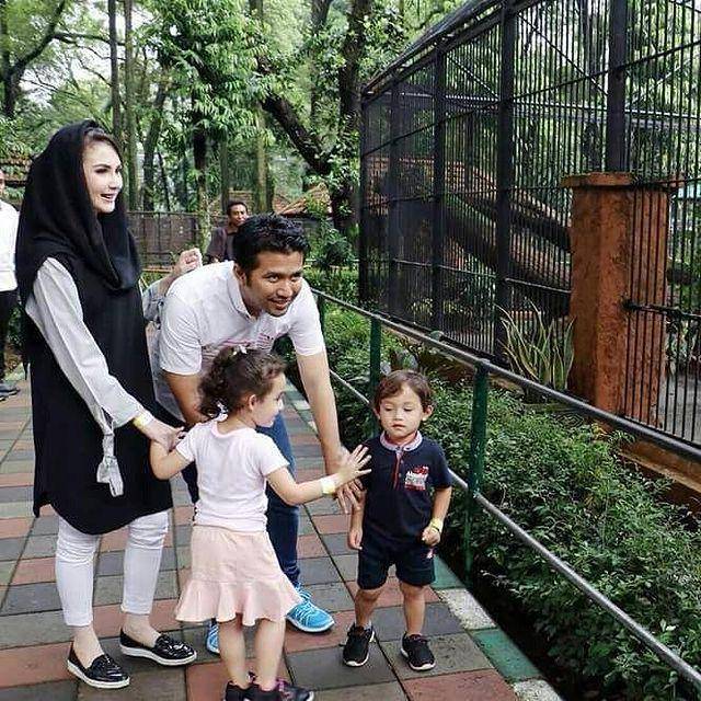 Potret OOTD Arumi Bachsin saat berlibur dengan keluarga (instagram.com/arumibachsin_94)