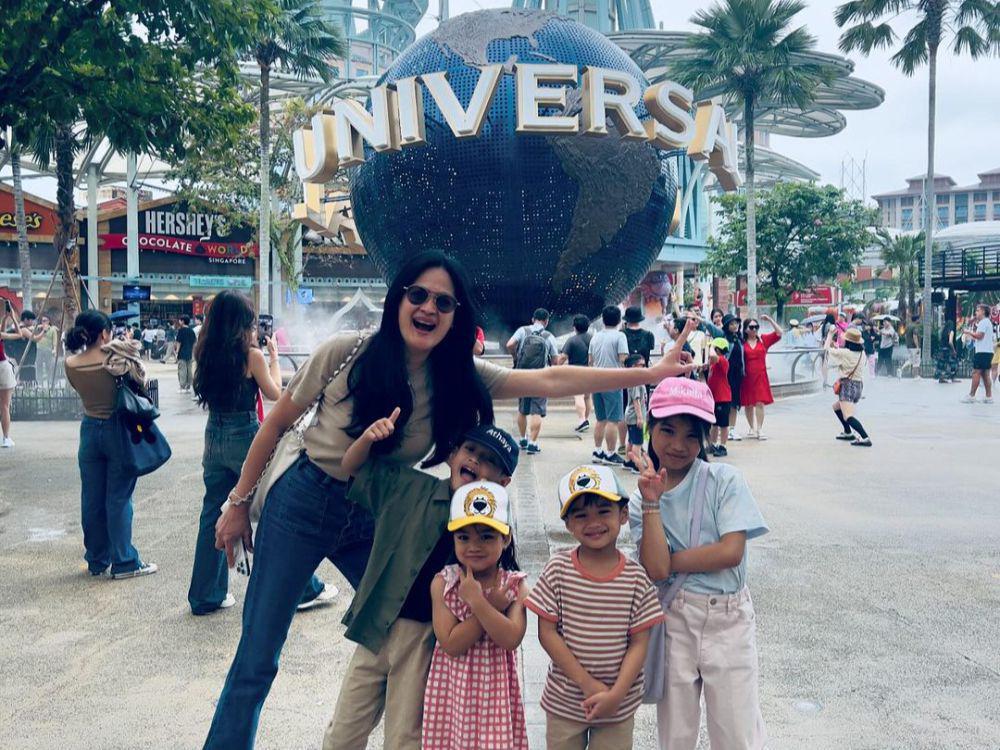 8 Potret Seru Liburan Donna Harun Bareng Cucu di Singapura