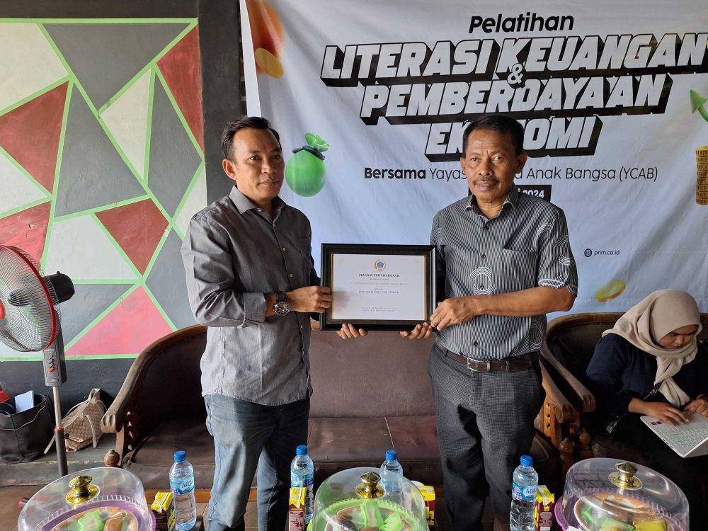 Permodalan Nasional Madani (PNM) Cabang Kendari diberikan apresiasi dari Pemerintah Provinsi Sulawesi Tenggara dan Pemerintah Kota Kendari. PNM memperoleh dua penghargaan sebagai lembaga pemberdayaan UMKM terbaik. (dok. PNM)