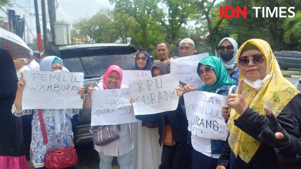 Demo pendukung Anies-Muhaimin ke Bawaslu Sumut, Rabu (21/2/2024) (IDN Times/Prayugo Utomo)
