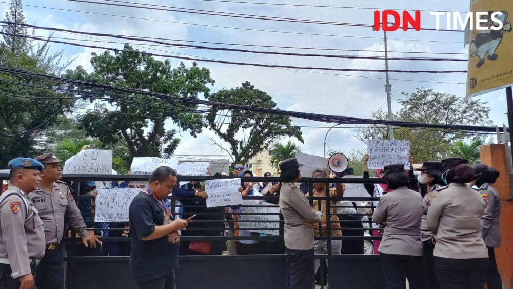 Demo pendukung Anies-Muhaimin ke Bawaslu Sumut, Rabu (21/2/2024) (IDN Times/Prayugo Utomo)