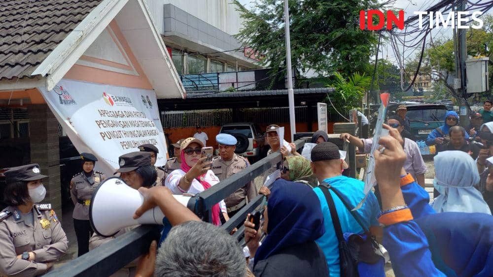 Demo pendukung Anies-Muhaimin ke Bawaslu Sumut, Rabu (21/2/2024) (IDN Times/Prayugo Utomo)