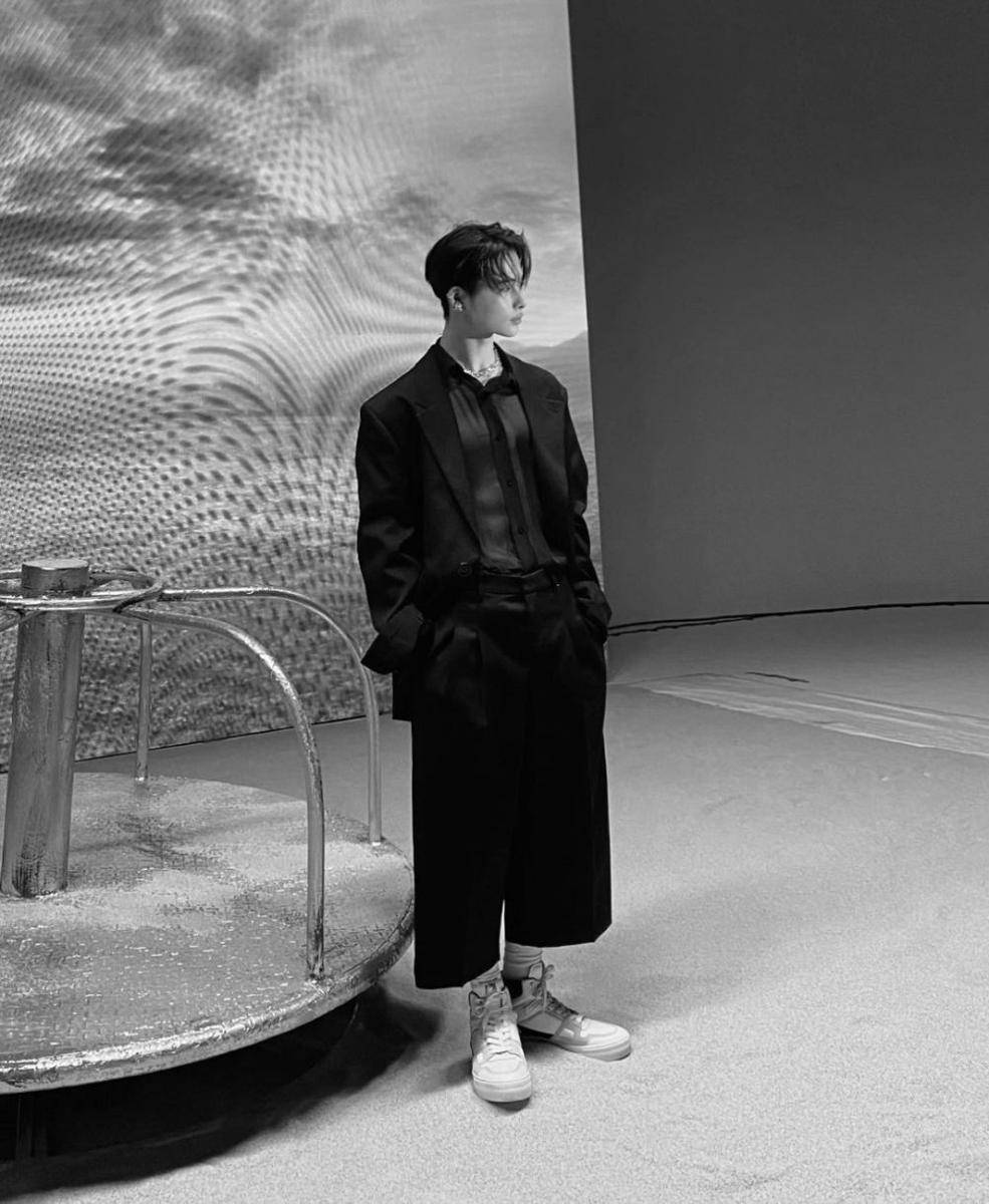 outfit oversize ala Ni-ki ENHYPEN (instagram.com/enhypen)