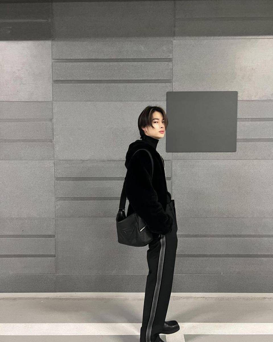 outfit oversize ala Ni-ki ENHYPEN (instagram.com/enhypen)