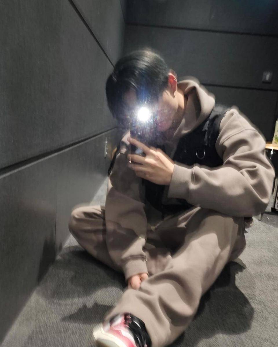 outfit oversize ala Ni-ki ENHYPEN (instagram.com/enhypen)