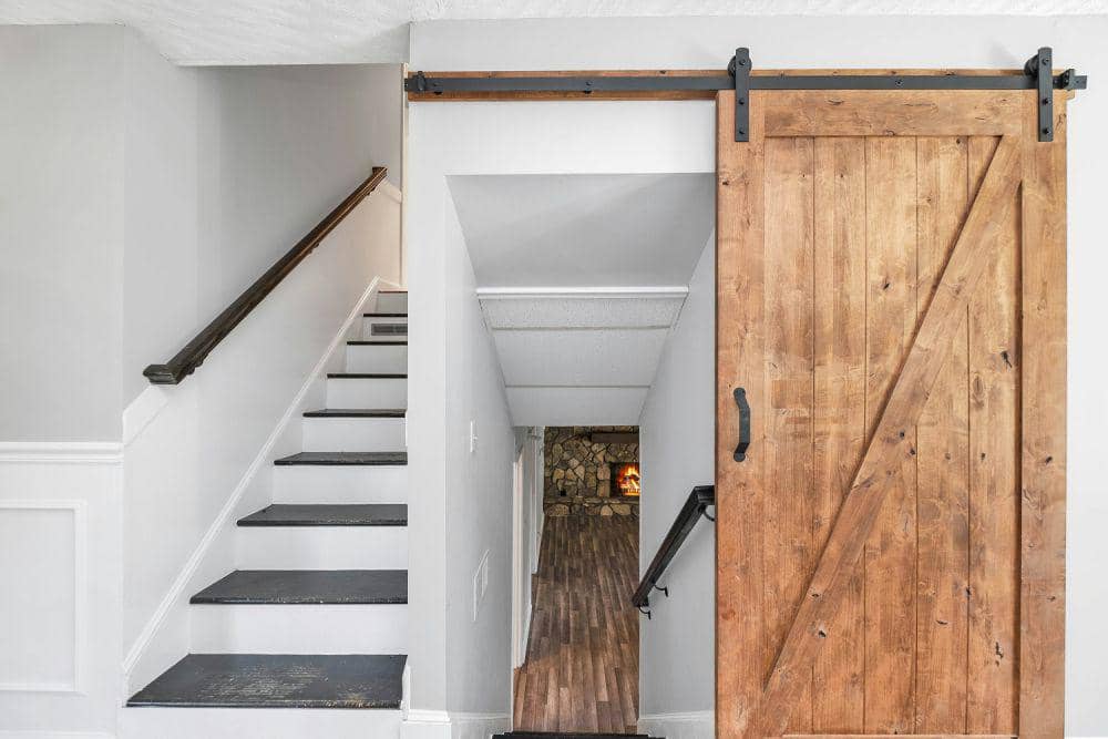 inspirasi barn door (unsplash.com/@zacgudakov)