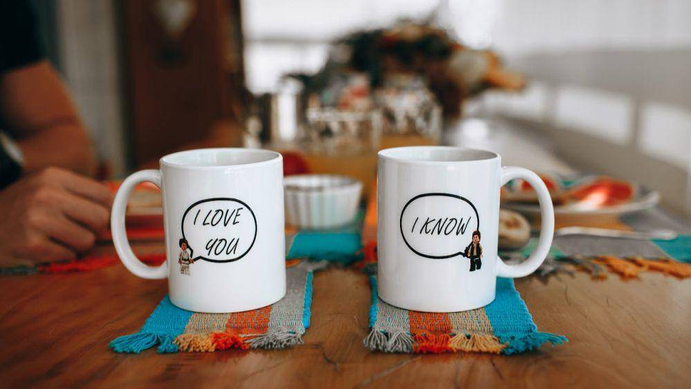 ilustrasi mug couple (pexels.com/Helena Lopes)