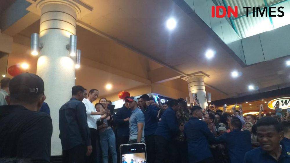 Presiden RI, Joko Widodo, saat meladeni permintaan swafoto warga di Mega Mall, Manado, Sulawesi Utara, Kamis (22/2/2024). IDNTimes/Savi