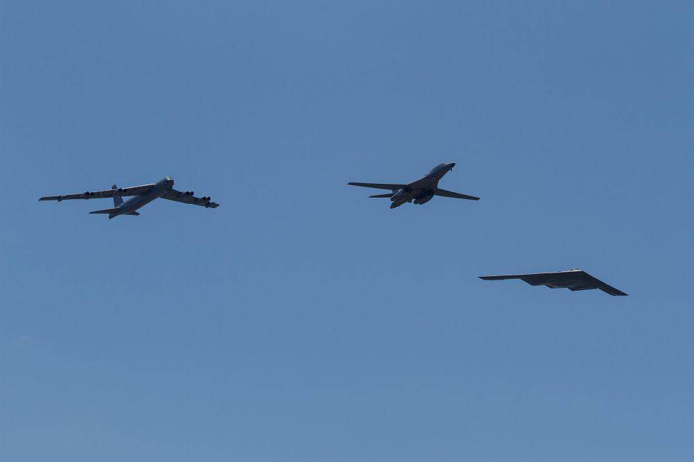 potret tiga buah bomber strategis milik AU AS dalam formasi terbang bersama: B-52 Stratofortress (kiri), B-1B Lancer (tengah) dan  B-2 Spirit (kanan) (commons.wikimedia.org/Balon Greyjoy)