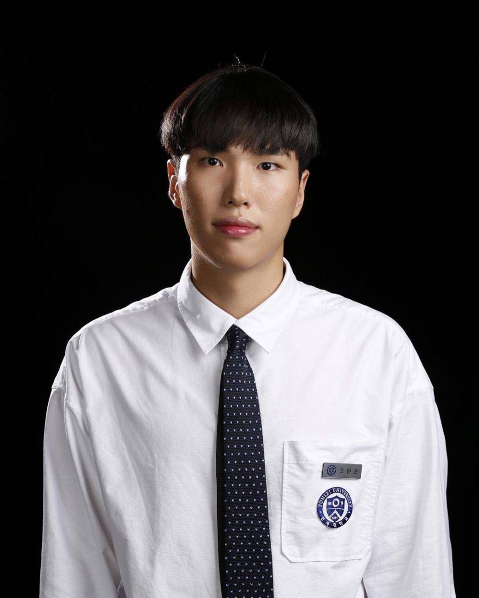 Jo Hyunjun (instagram.com/reowalwalwall)