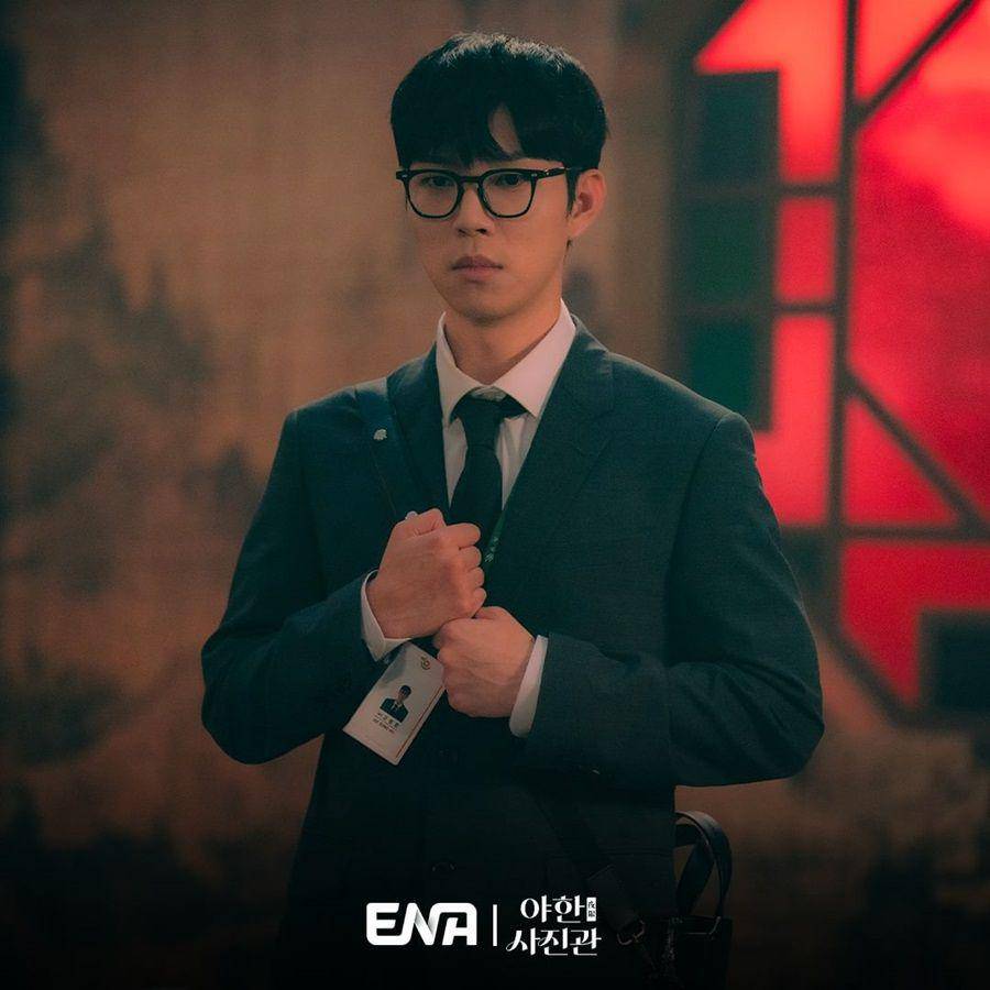 potret Assistant Manager Ko (Yoo In Soo) di cuplikan drakor Midnight Studio (instagram.com/channel.ena.d)