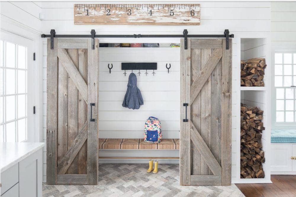 7 Inspirasi Barn Door, Buka Pintu Jadi Lebih Hemat Ruang!