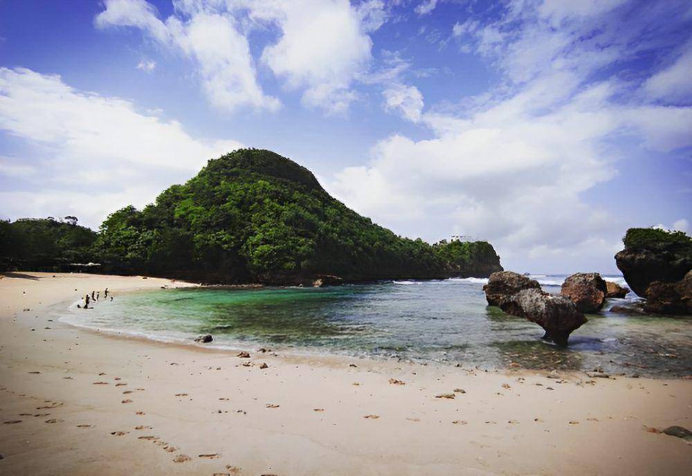 Pantai Watu Leter, Malang (instagram.com/natsirjundulloh)