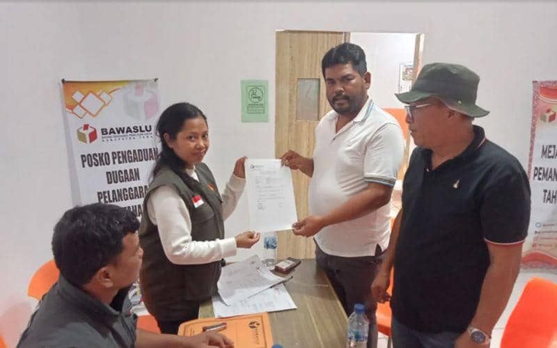 Anggota DPRD Kabupaten Toba Betman Sitorus menyampaikan laporan dugaan kecurangan Pemilu ke Bawaslu Kabupaten Toba, pada Rabu (21/2) sore. (Foto ANTARA/Eben Ezer Pakpahan)