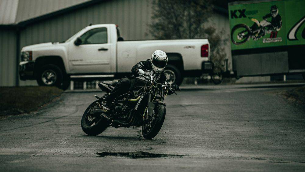 ilustrasi ban motor selip akibat akselerasi yang terlalu cepat (Unsplash.com/Billy Freeman)