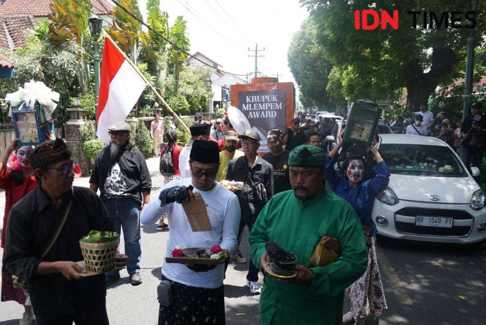 Aksi Paguyuban Masyarakat Jogja Pro Demokrasi di Kantor Bawaslu DIY, Kamis (22/2/2024). (IDN Times/Herlambang Jati Kusumo)