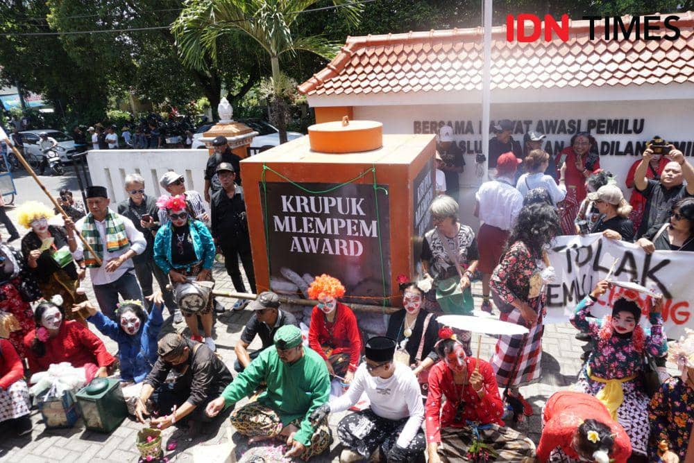 Aksi Paguyuban Masyarakat Jogja Pro Demokrasi di Kantor Bawaslu DIY, Kamis (22/2/2024). (IDN Times/Herlambang Jati Kusumo)