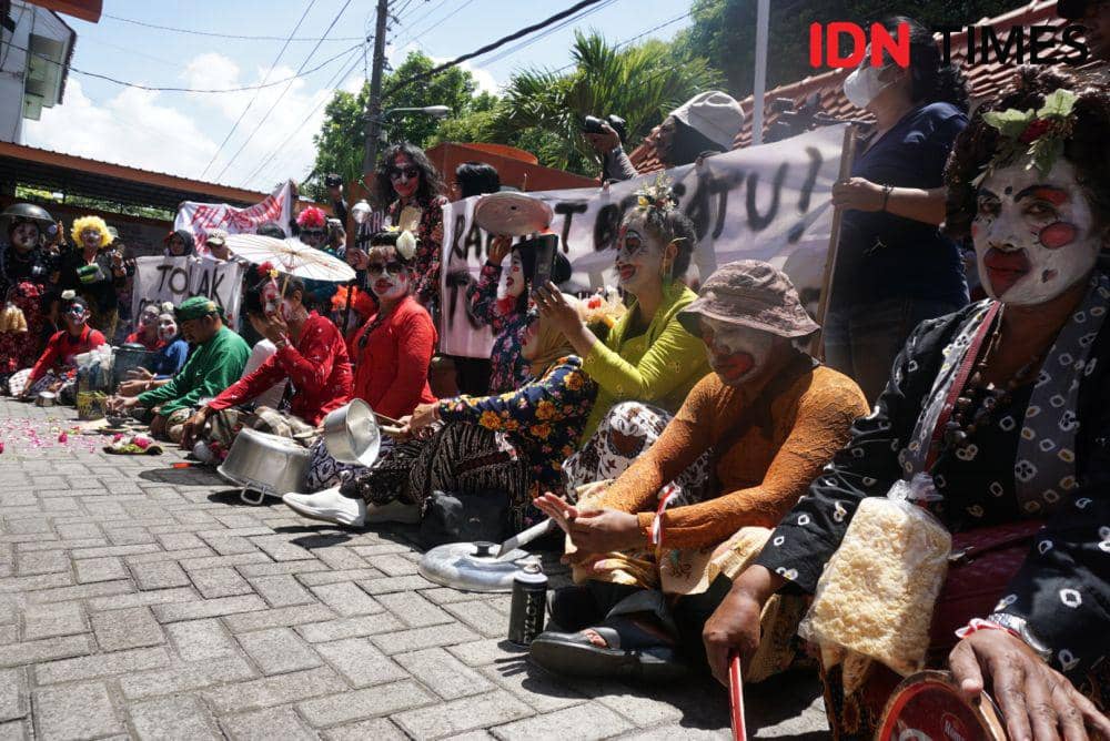 Aksi Paguyuban Masyarakat Jogja Pro Demokrasi di Kantor Bawaslu DIY, Kamis (22/2/2024). (IDN Times/Herlambang Jati Kusumo)
