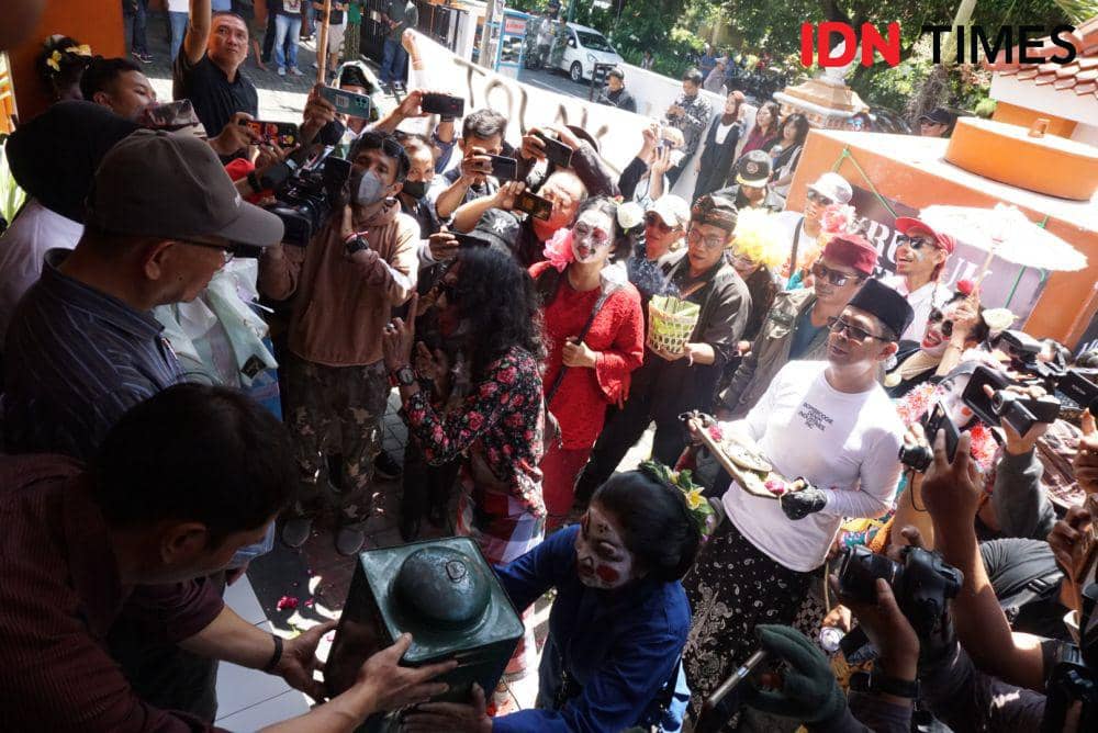 Aksi Paguyuban Masyarakat Jogja Pro Demokrasi di Kantor Bawaslu DIY, Kamis (22/2/2024). (IDN Times/Herlambang Jati Kusumo)