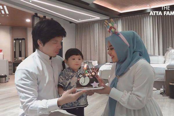 potret kejutan ulang tahun Ameena ke-2 (youtube.com/attahalilintar)