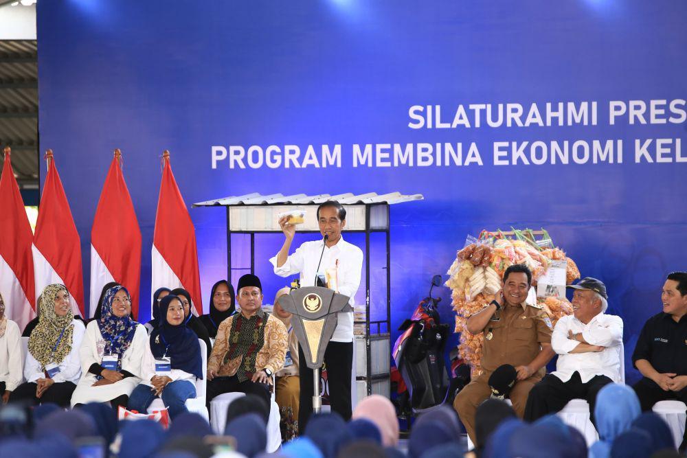 Kunjungi Nasabah Mekaar Makassar, Presiden Jokowi Tertarik Produk Ini