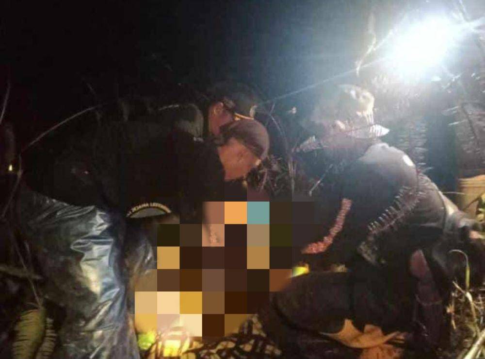 Proses evakuasi jasad korban S, tewas diterkam harimau di Lampung Barat. (Dok. Polres Lampung Barat).