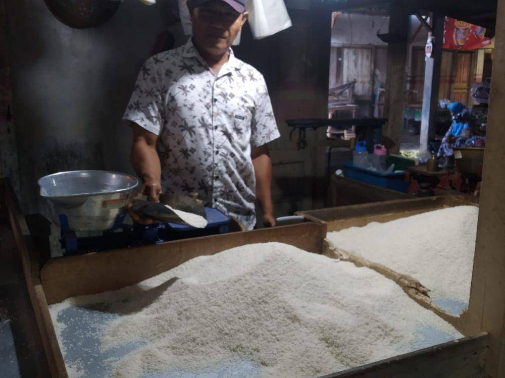 Pedagang beras di Banyuwangi. (IDN Times/ Agung Sedana)