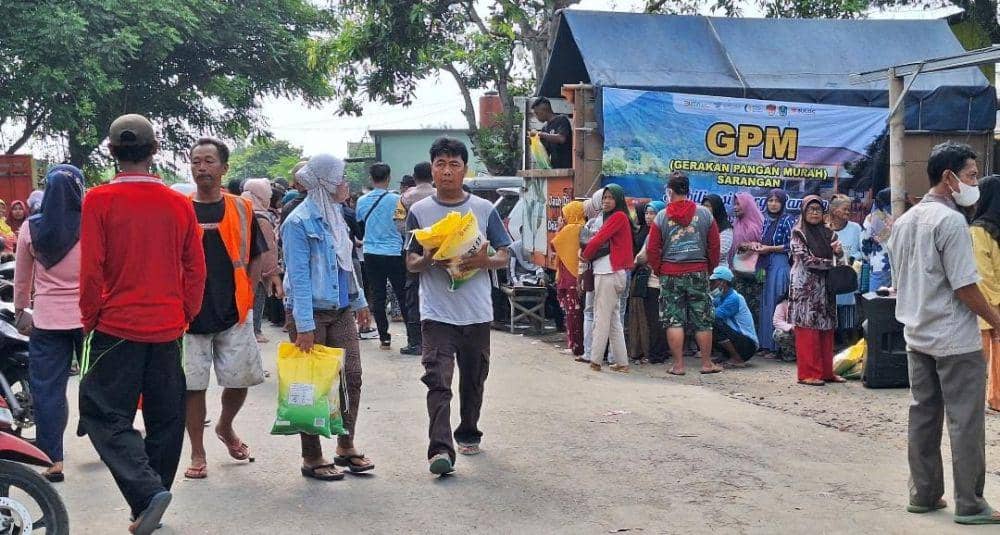 Ratusan warga dari berbagai desa di kecamatan Barat Magetan serbu oprasi pasar murah. IDN Times/ Riyanto