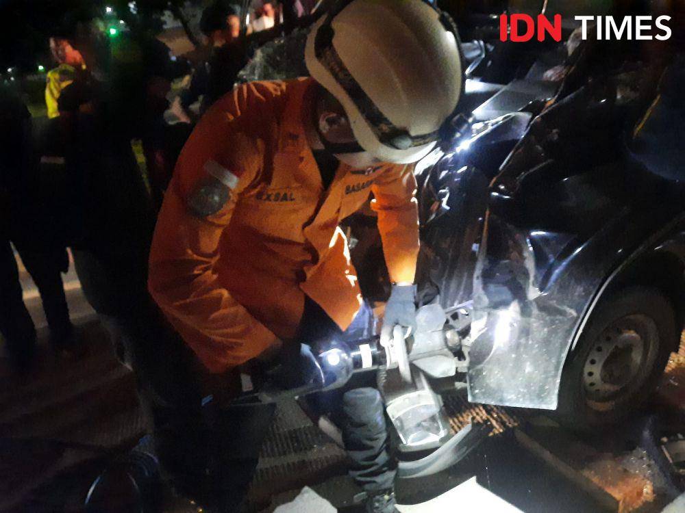 Bodi pikap penyok karena menabrak bemper belakang truk box. (IDN Times/Fariz Fardianto)