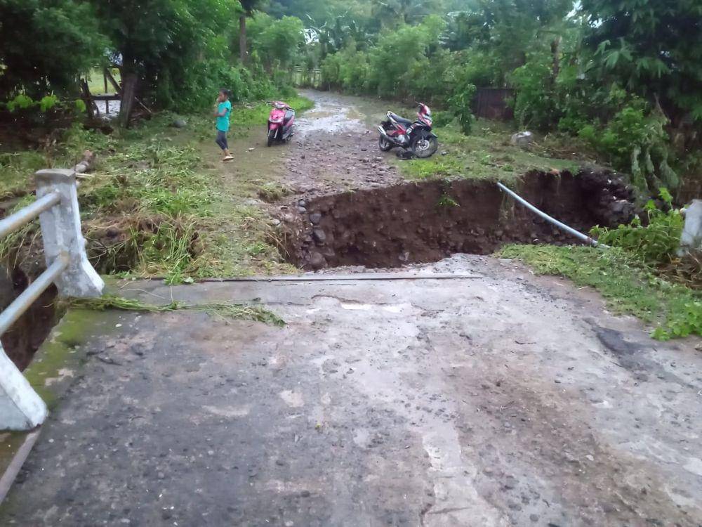 Jembatan putus akibat banjir bandang di Kabupaten Sumbawa. (dok. BPBD Sumbawa)