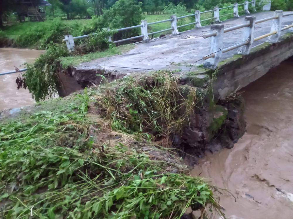 Jembatan putus diterjang banjir bandang di Desa Marente Kecamatan Alas Kabupaten Sumbawa, Rabu (21/2/2024). (dok. BPBD Sumbawa))