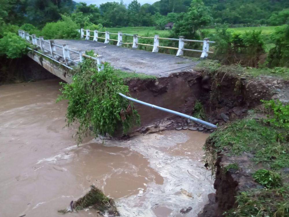 Jembatan putus akibat banjir bandang di Sumbawa yang mendesak diperbaiki. (dok. BPBD Sumbawa)