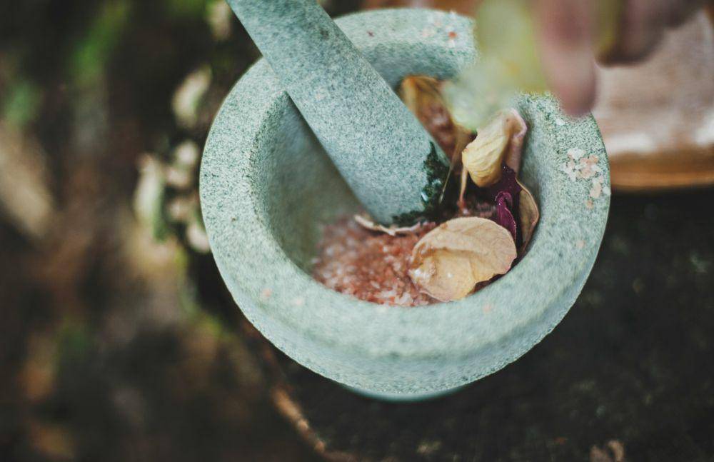 ilustrasi obat herbal (unsplash.com/Katherine Hanlon)