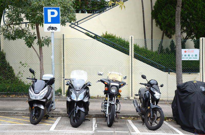 potret motor sedang parkir (dreamstime.com)