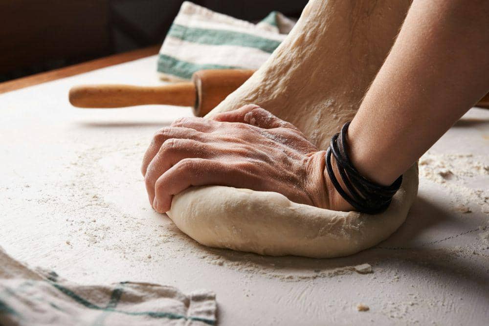 ilustrasi menguleni adonan roti (unsplash.com/Nadya Spetnitskaya)