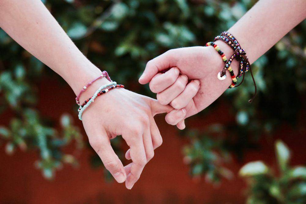 ilustrasi mengenakan gelang couple (pexels.com/Pixabay)