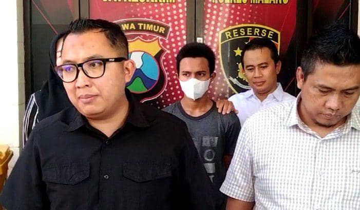 Kasatreskrim Polres Malang, AKP Gandha Syah Hidayat saat menunjukkan tersangka kasus santri disetrika seniornya . (IDN Times/Rizal Adhi Pratama)