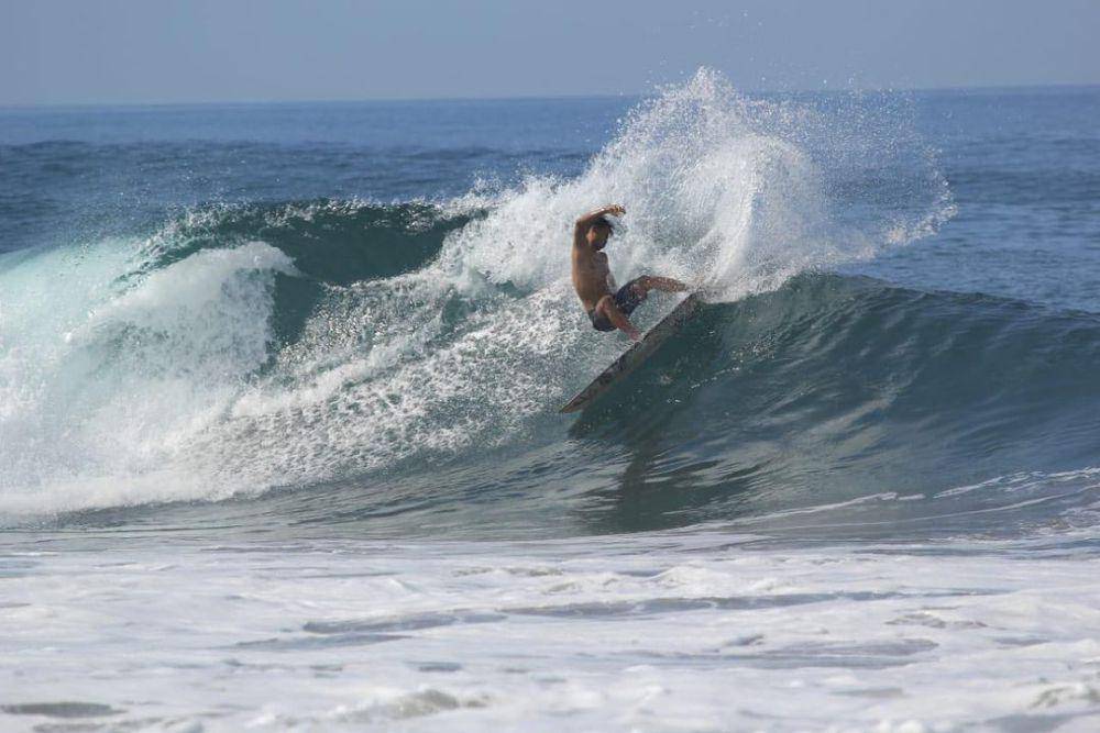 Seorang surfer yang bermain surfing di Pantai Pererenan (Instagram.com/@pererenansurfingclub)