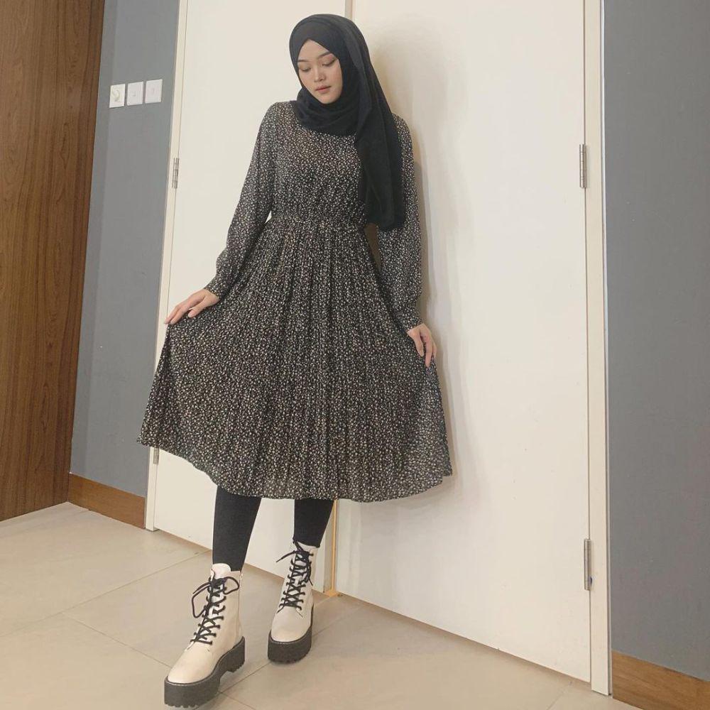 mix and match boots ala Putri Delina (instagram.com/putridelinaa/)