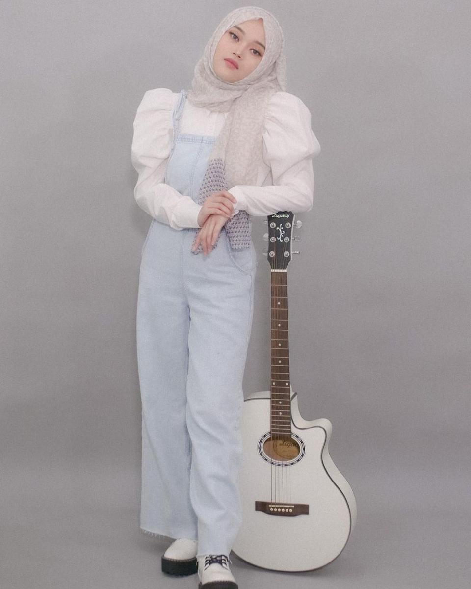 mix and match boots ala Putri Delina (instagram.com/putridelinaa/)