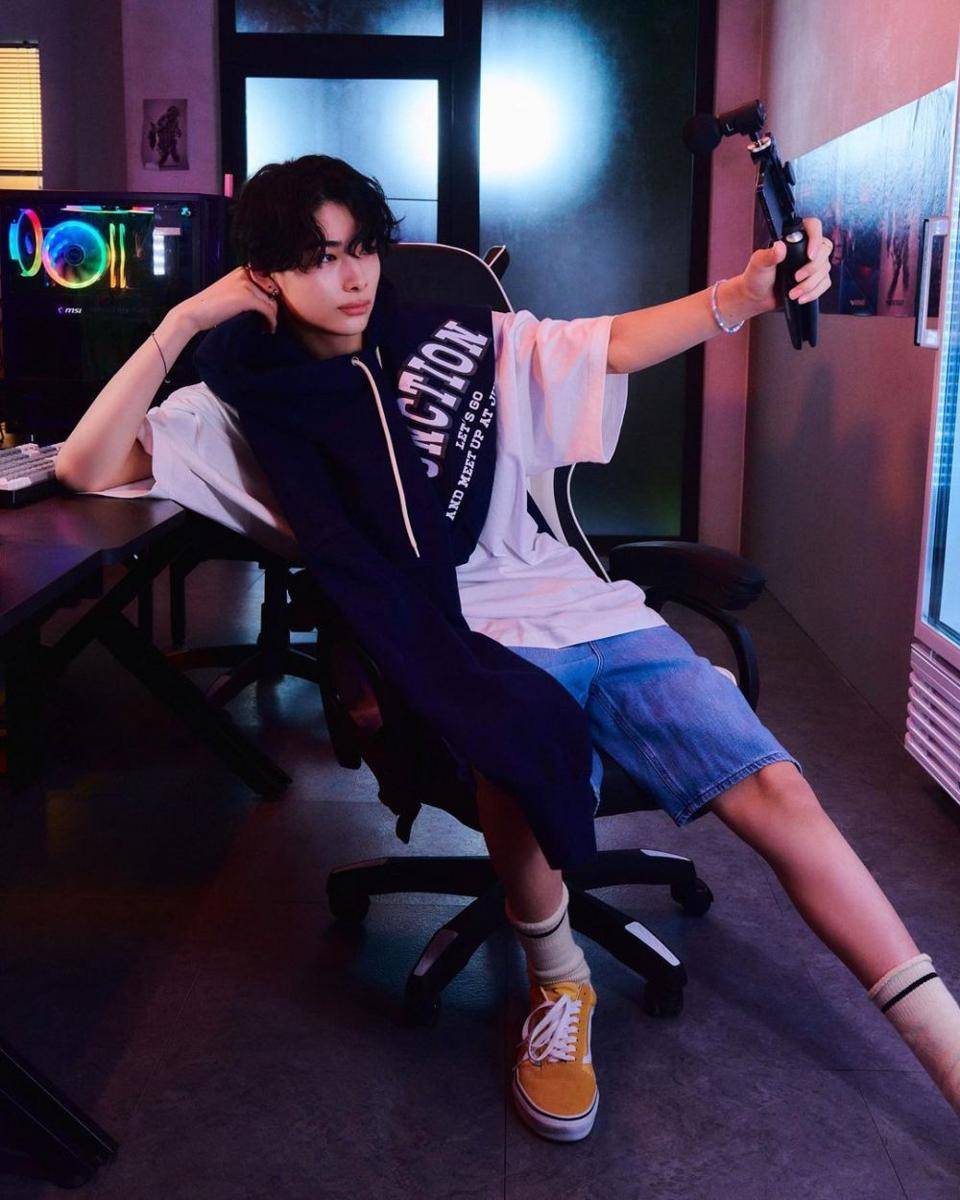 outfit oversize ala Ni-ki ENHYPEN (instagram.com/enhypen)